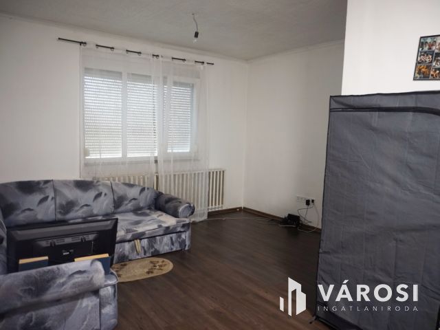 Eladó házikó kertvárosi övezetben