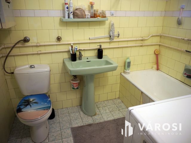 Eladó házikó kertvárosi övezetben