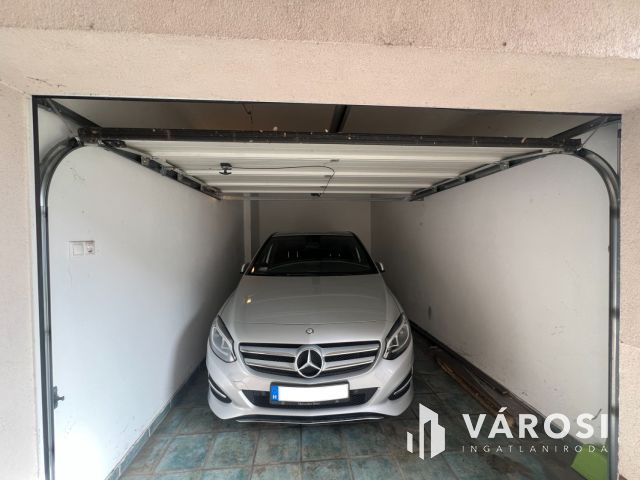 Eladó garázs a városközpontban