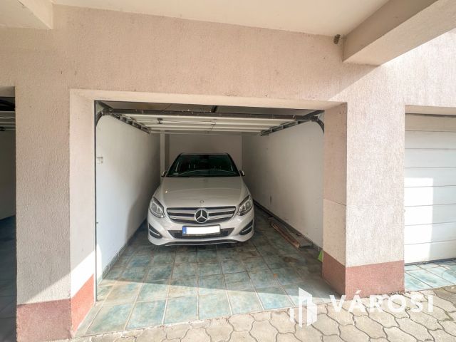 Eladó garázs a városközpontban