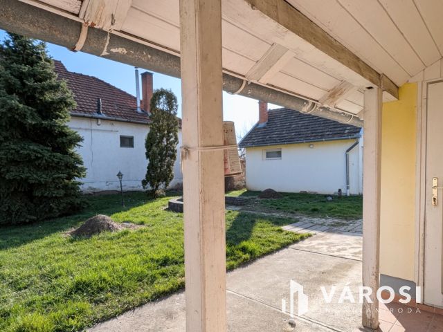 Ház + üzlet vagy 2 lakás?