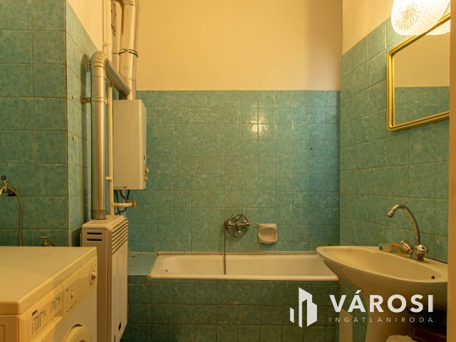 Világos erkélyes polgári lakás a VII. kerületben