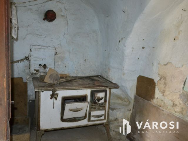 Felújít, vagy újat épít? 940 m2-es telken 2 lakásos kőház!