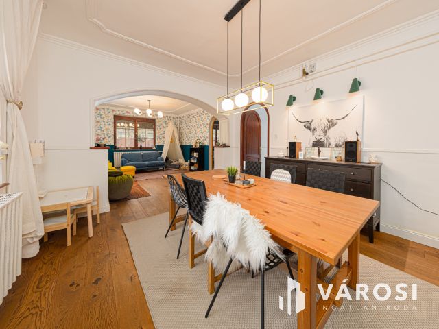 Napelemes szigetelt családi ház, kertvárosi részen