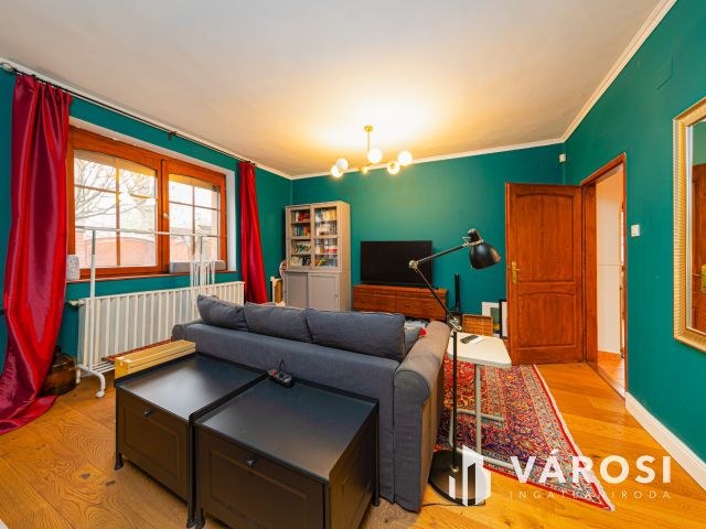 Napelemes szigetelt családi ház, kertvárosi részen