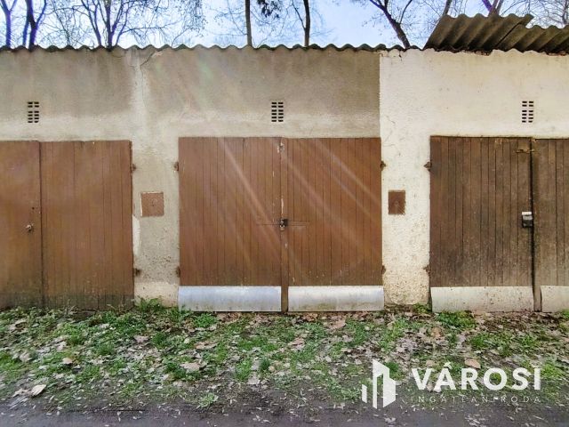 Jó garázs jó helyen, Újszegeden