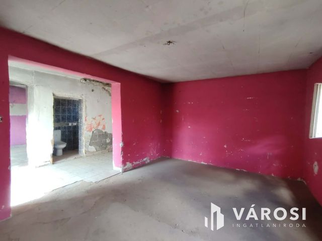 Dömsödön központhoz közeli felújitandó családi ház eladó!