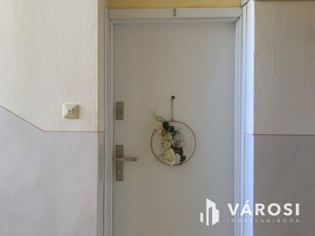 Nagyerdőn, a Damjanich utcán eladó, egy felújított erkélyes