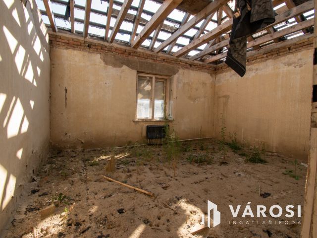 Péren összközműves, átépítés alatt álló családi ház eladó