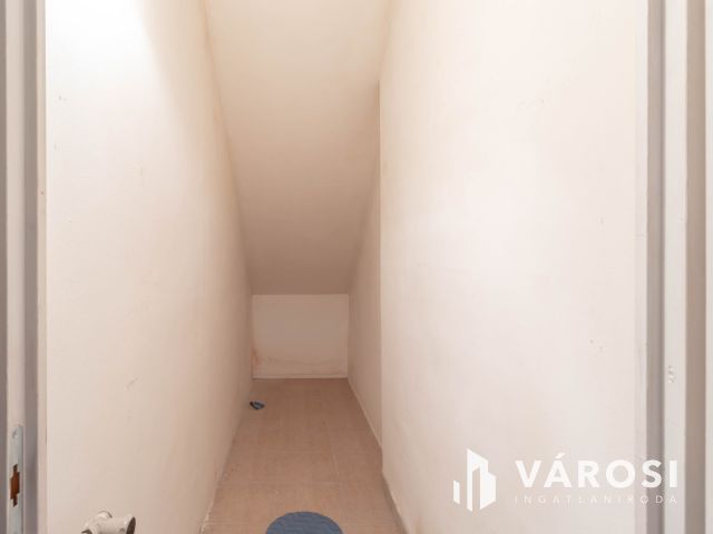 A Római-part közelében 25 m2-es, ablakos, alagsori lakás