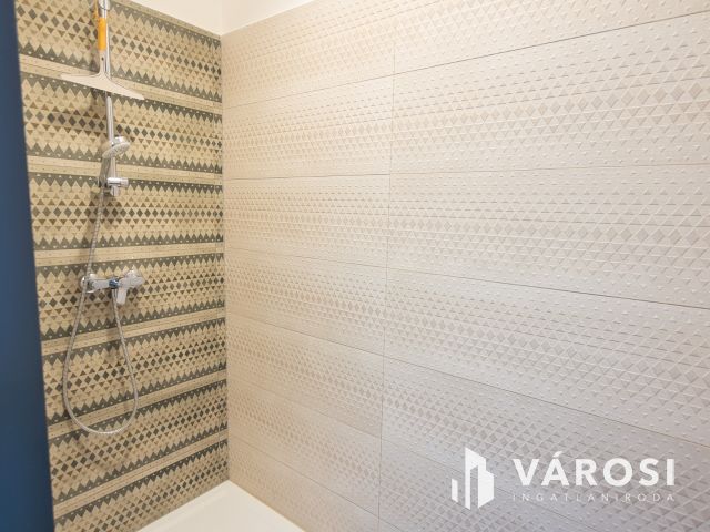 940 m2-es ipari csarnok + 300 m2-es szuper iroda kiadó